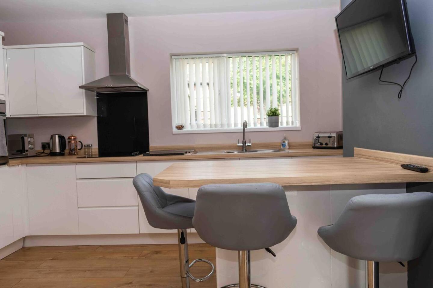 Comfortable And Convenient 3 Bedroom House With Parking Handsworth Extérieur photo